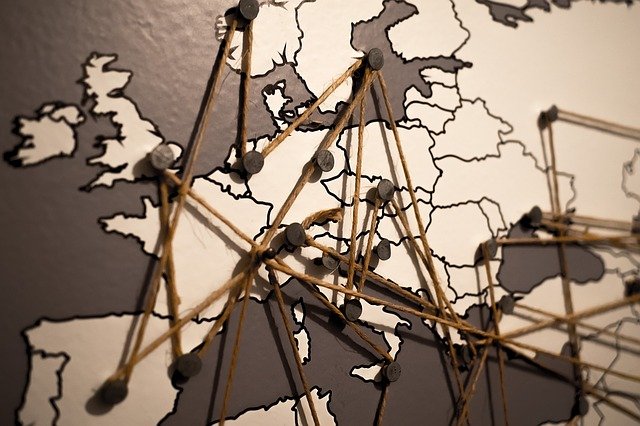 Carte de l'Europe avec épingles et connexions